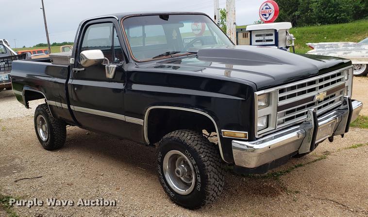 image for item EN9996 1986 Chevrolet K10 pickup truck