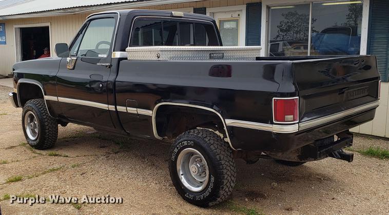 image for item EN9996 1986 Chevrolet K10 pickup truck