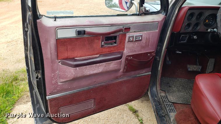 image for item EN9996 1986 Chevrolet K10 pickup truck