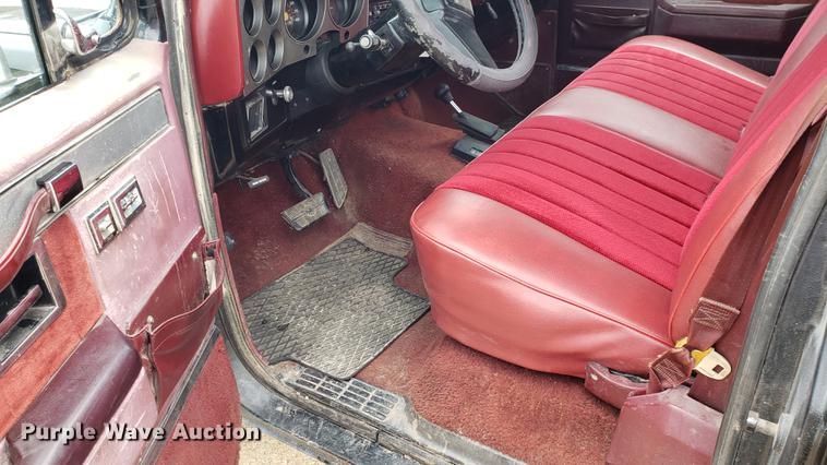 image for item EN9996 1986 Chevrolet K10 pickup truck