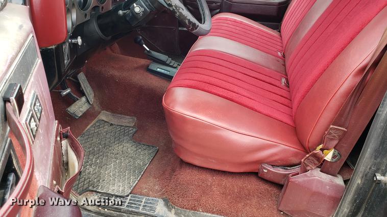 image for item EN9996 1986 Chevrolet K10 pickup truck