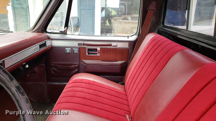 image for item EN9996 1986 Chevrolet K10 pickup truck