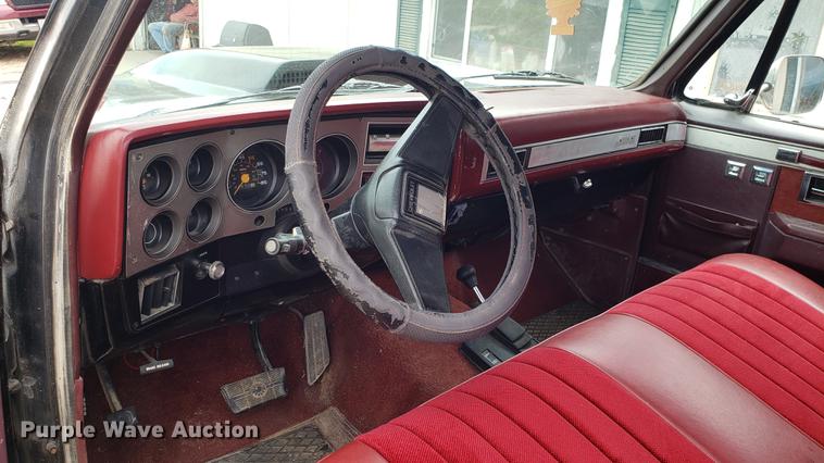 image for item EN9996 1986 Chevrolet K10 pickup truck