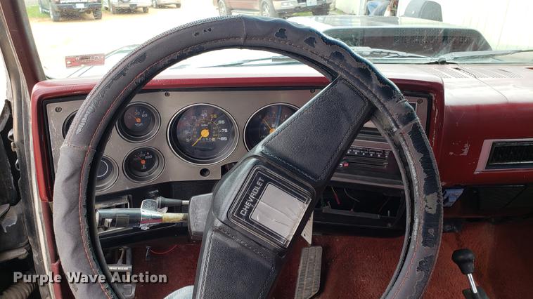 image for item EN9996 1986 Chevrolet K10 pickup truck