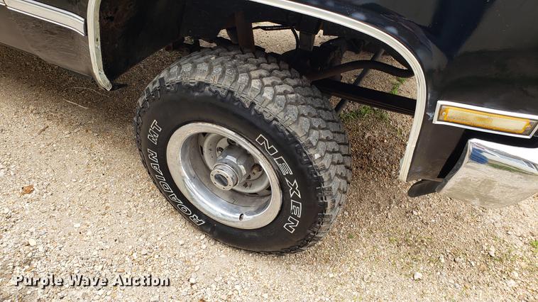 image for item EN9996 1986 Chevrolet K10 pickup truck