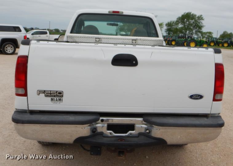 image for item FH9302 2004 Ford F250 Super Duty XL pickup truck