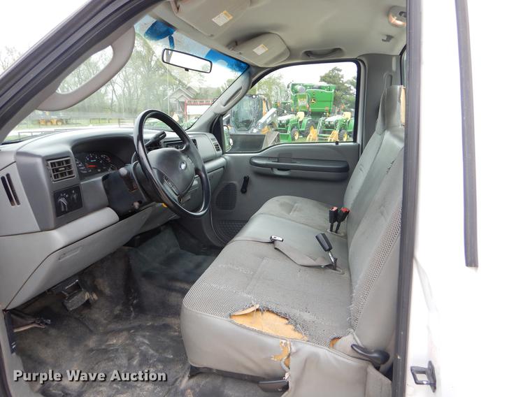 image for item FH9302 2004 Ford F250 Super Duty XL pickup truck