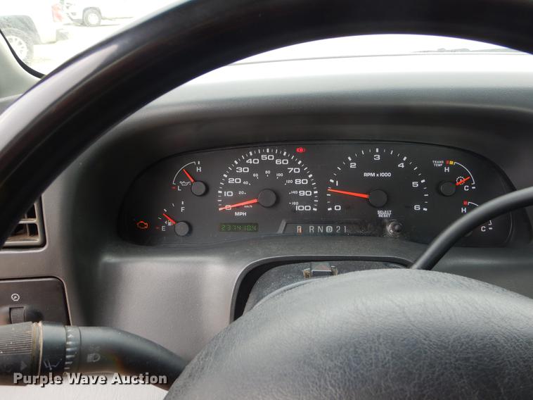 image for item FH9302 2004 Ford F250 Super Duty XL pickup truck