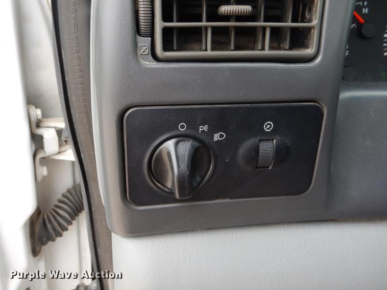 image for item FH9302 2004 Ford F250 Super Duty XL pickup truck