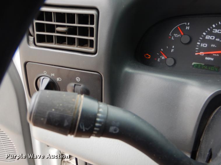 image for item FH9302 2004 Ford F250 Super Duty XL pickup truck