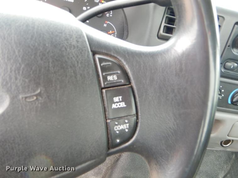 image for item FH9302 2004 Ford F250 Super Duty XL pickup truck