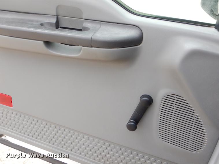 image for item FH9302 2004 Ford F250 Super Duty XL pickup truck