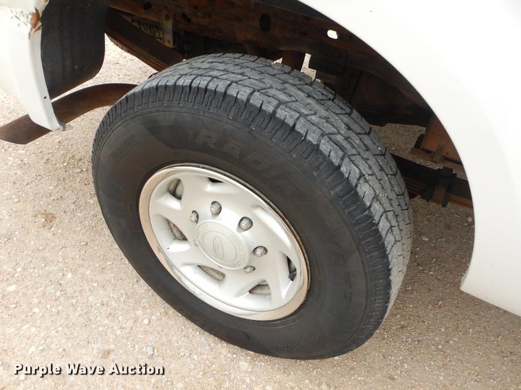 image for item FH9302 2004 Ford F250 Super Duty XL pickup truck