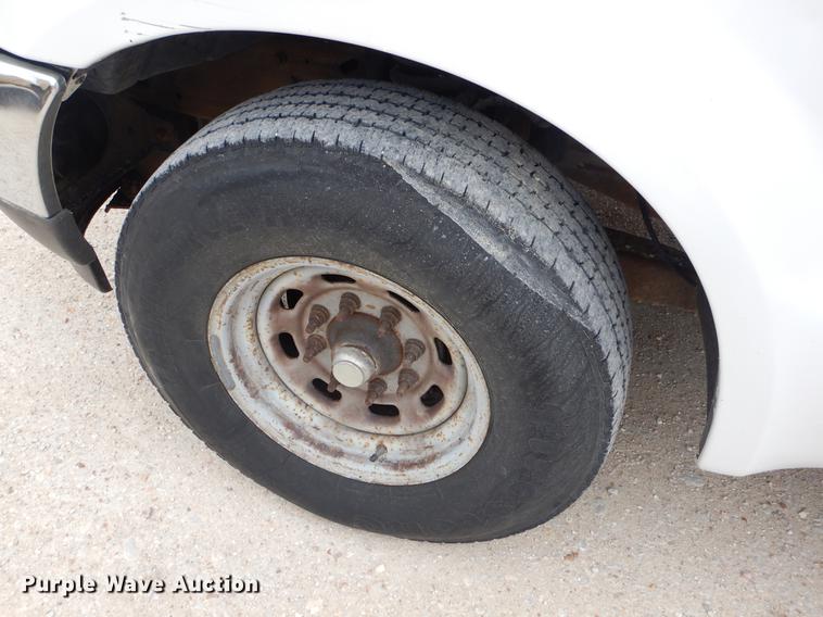 image for item FH9302 2004 Ford F250 Super Duty XL pickup truck