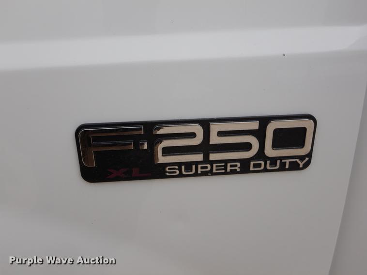 image for item FH9302 2004 Ford F250 Super Duty XL pickup truck
