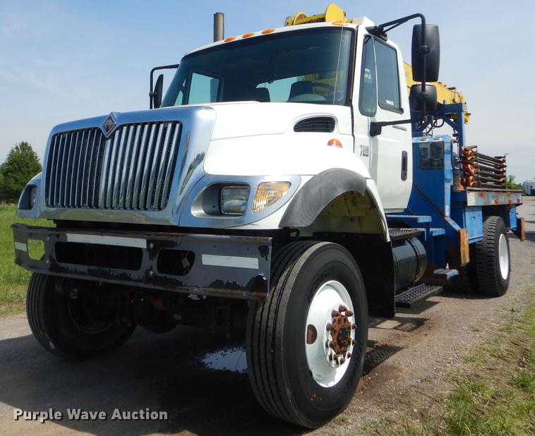 image for item FH9416 2006 International 7400 digger derrick truck