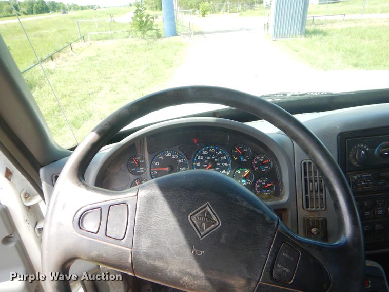 image for item FH9416 2006 International 7400 digger derrick truck