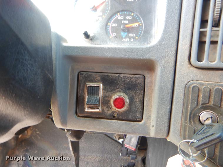 image for item FH9416 2006 International 7400 digger derrick truck