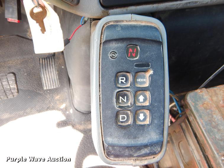 image for item FH9416 2006 International 7400 digger derrick truck