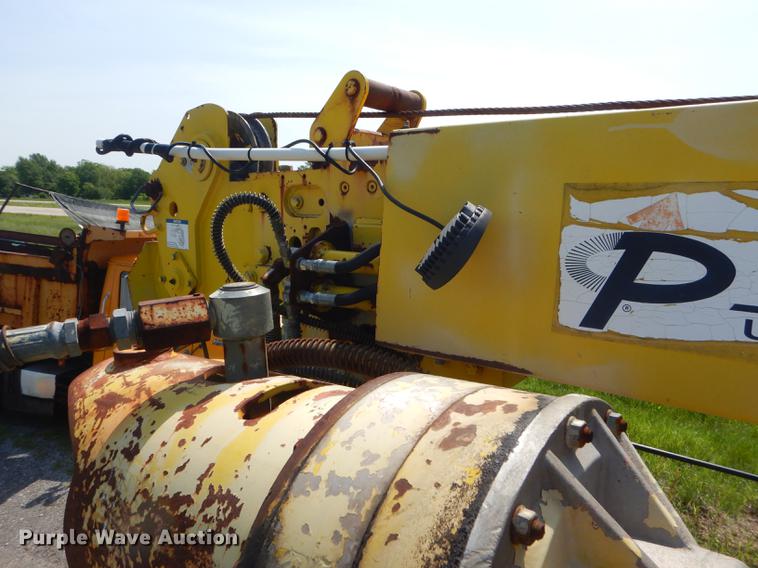 image for item FH9416 2006 International 7400 digger derrick truck