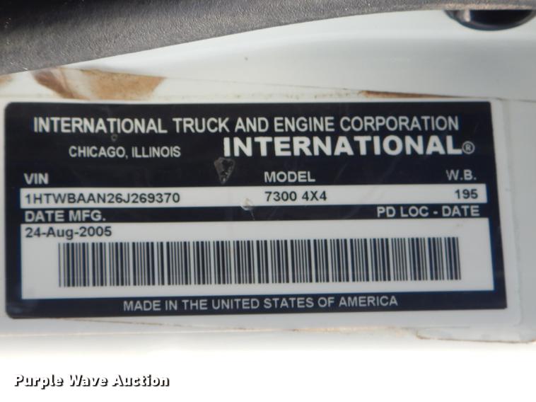 image for item FH9416 2006 International 7400 digger derrick truck