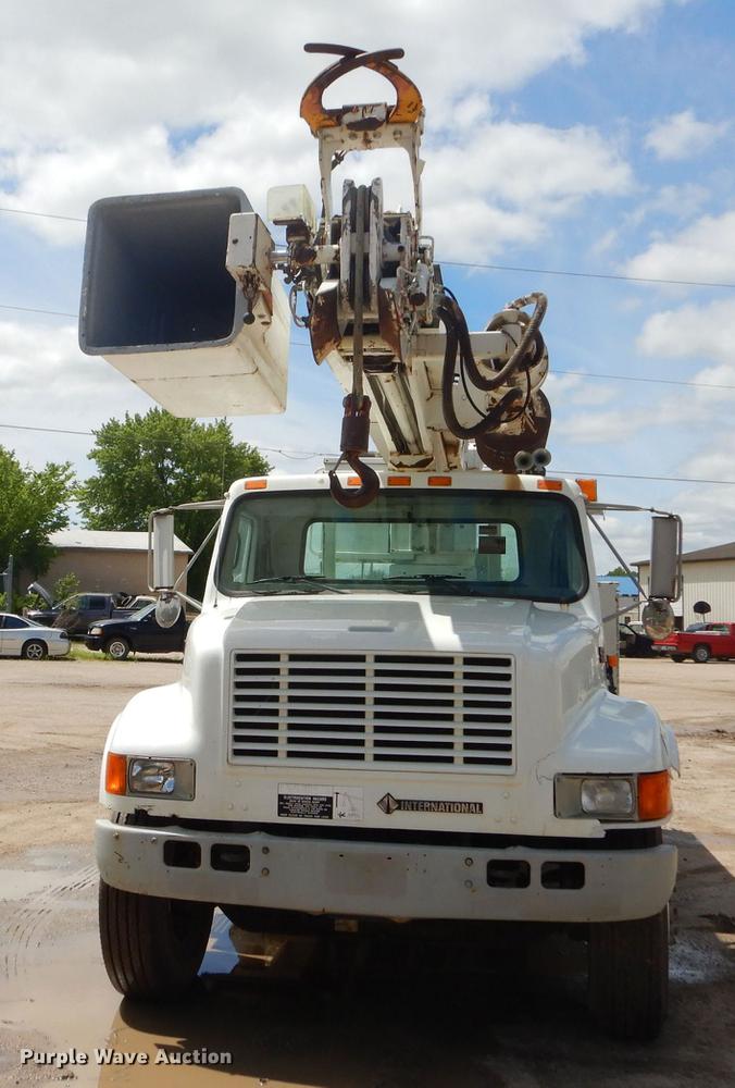 image for item FH9433 2001 International 4700 digger derrick truck