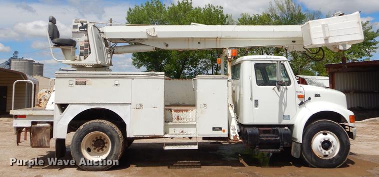 image for item FH9433 2001 International 4700 digger derrick truck