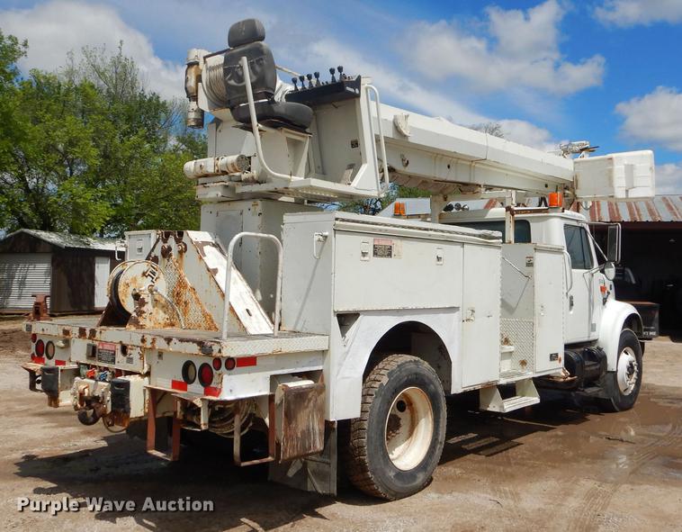 2001 International 4700 digger derrick truck in Yates Center