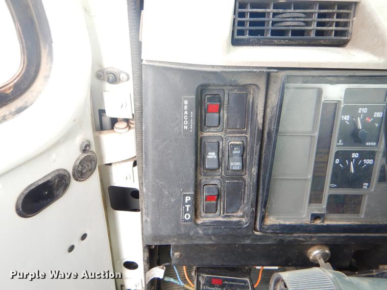 image for item FH9433 2001 International 4700 digger derrick truck