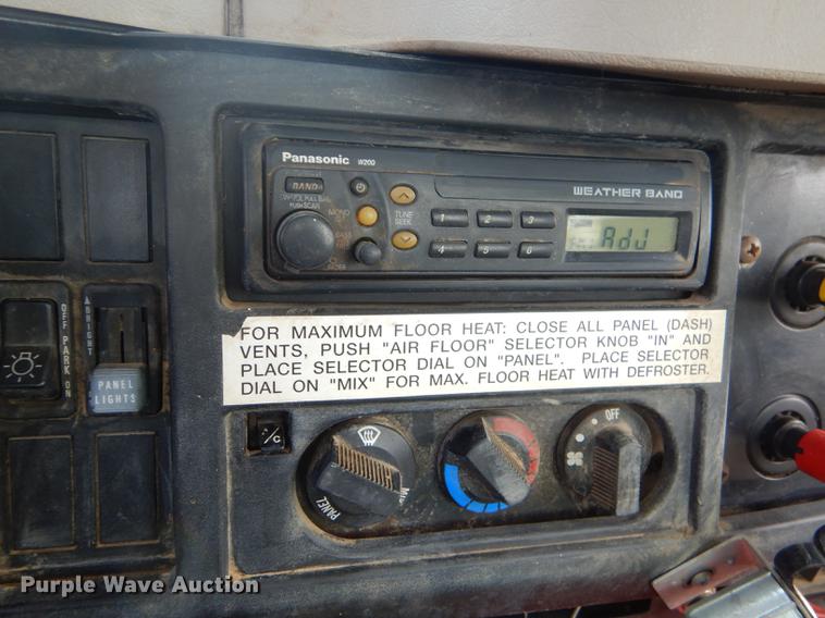 image for item FH9433 2001 International 4700 digger derrick truck