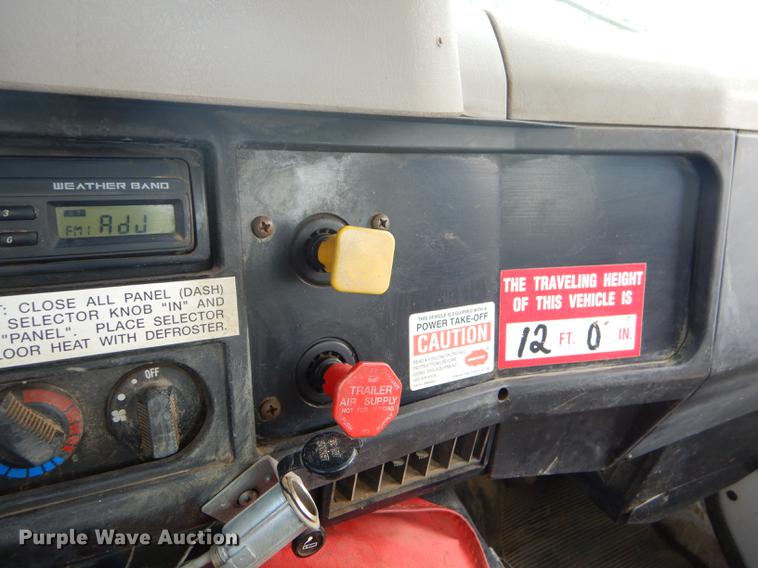 image for item FH9433 2001 International 4700 digger derrick truck