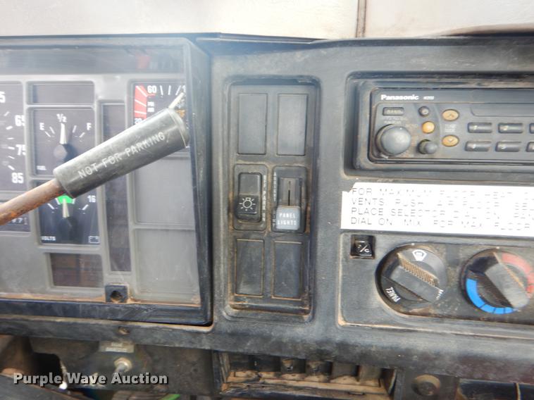 image for item FH9433 2001 International 4700 digger derrick truck