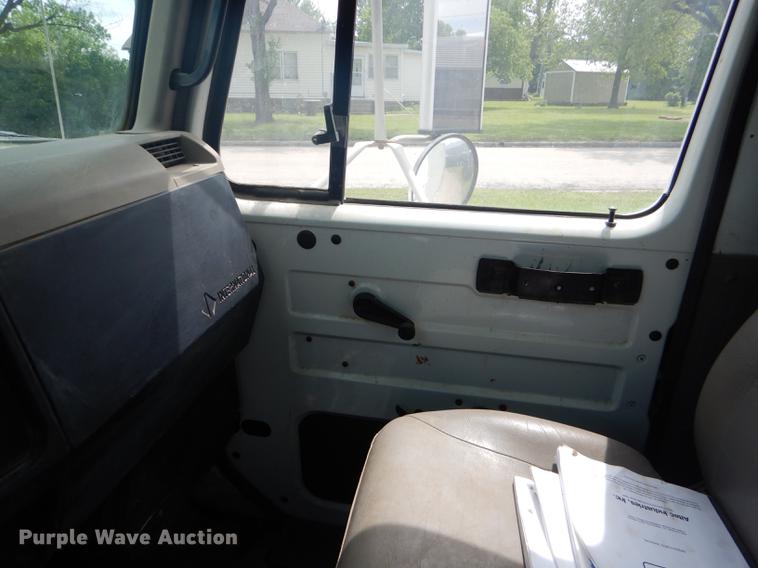 image for item FH9433 2001 International 4700 digger derrick truck