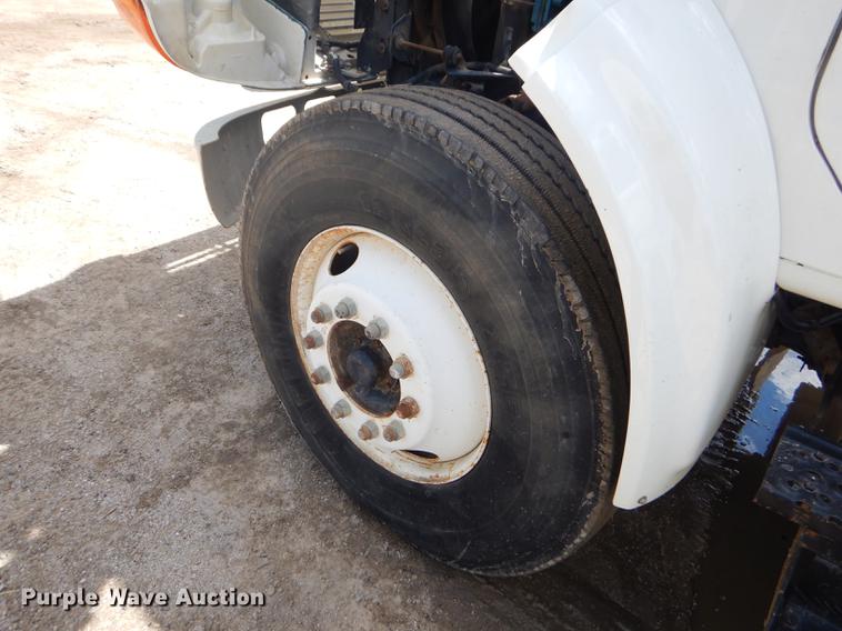 image for item FH9433 2001 International 4700 digger derrick truck