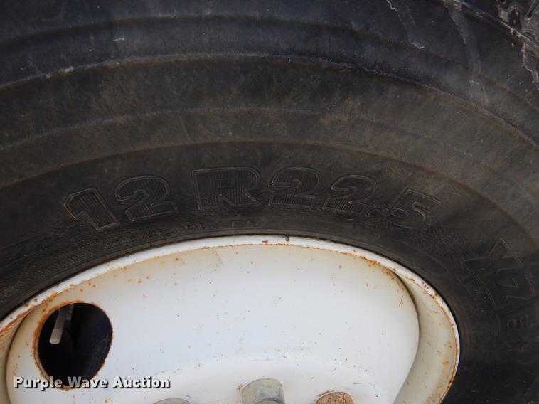 image for item FH9433 2001 International 4700 digger derrick truck