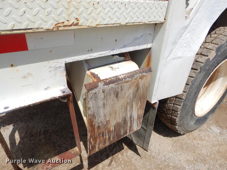 image for item FH9433 2001 International 4700 digger derrick truck