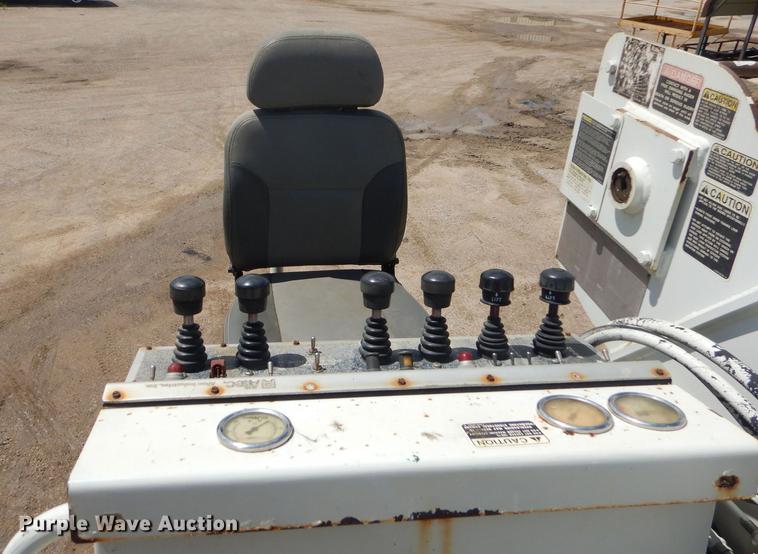 image for item FH9433 2001 International 4700 digger derrick truck