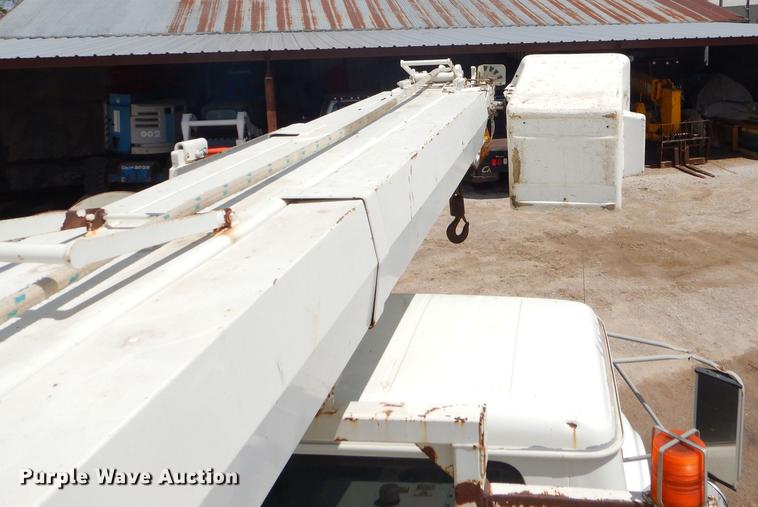 image for item FH9433 2001 International 4700 digger derrick truck