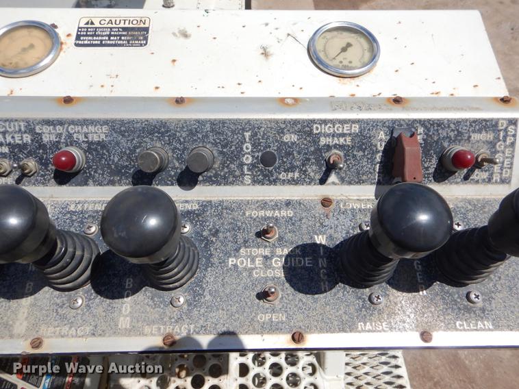 image for item FH9433 2001 International 4700 digger derrick truck