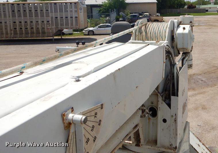 image for item FH9433 2001 International 4700 digger derrick truck