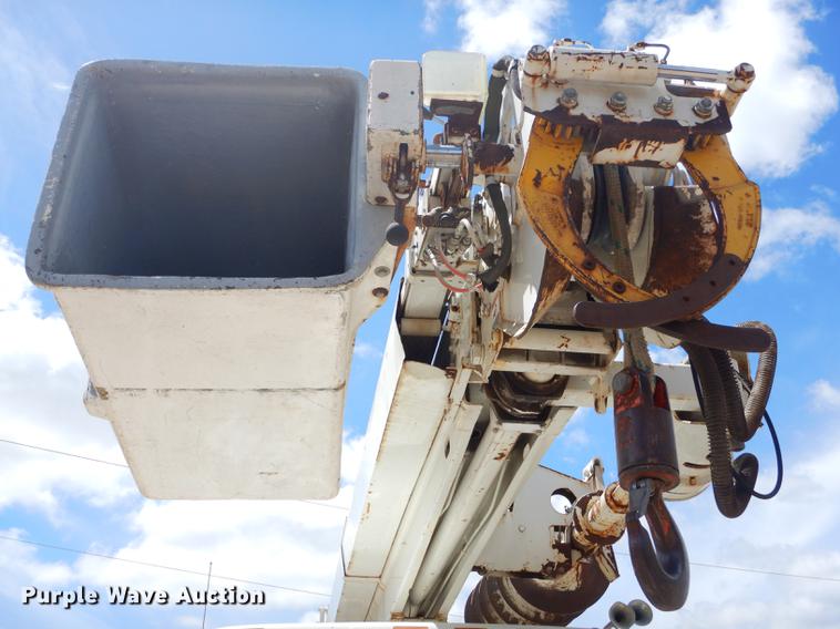 image for item FH9433 2001 International 4700 digger derrick truck