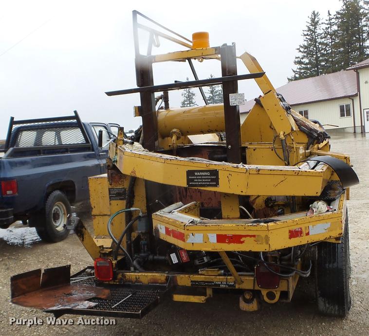 image for item DC4623 2003 Bear Cat BK400D crack seal trailer