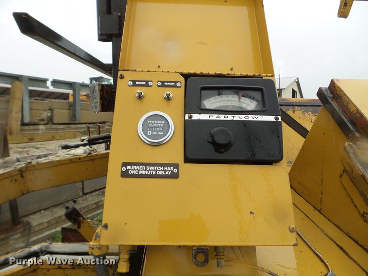 image for item DC4623 2003 Bear Cat BK400D crack seal trailer