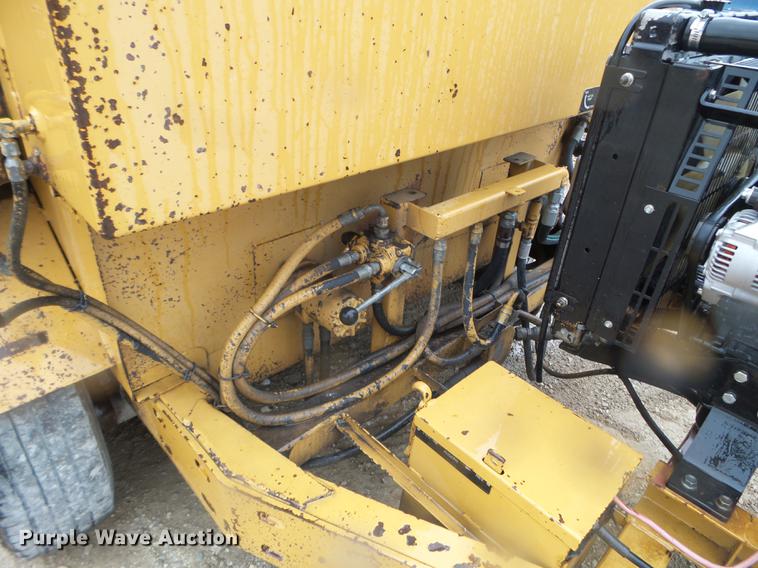 image for item DC4623 2003 Bear Cat BK400D crack seal trailer