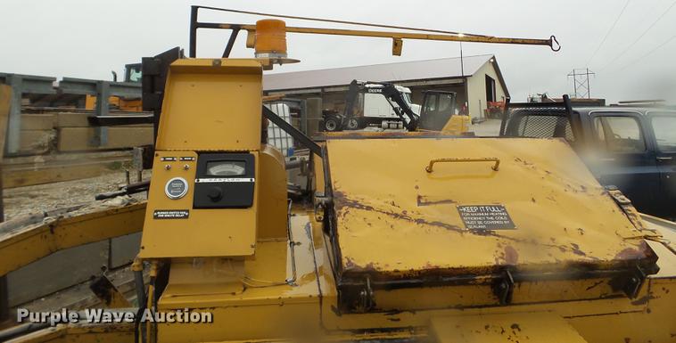 image for item DC4623 2003 Bear Cat BK400D crack seal trailer