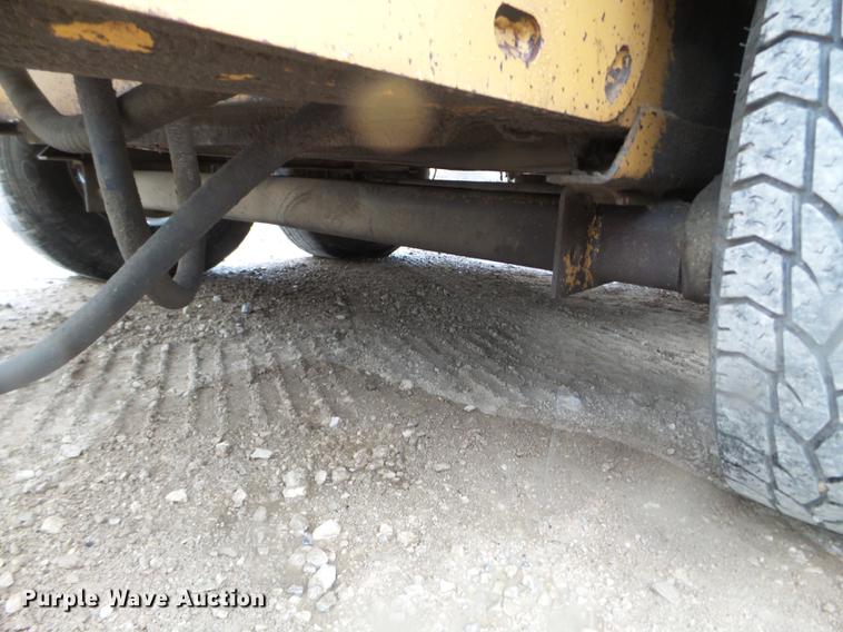 image for item DC4623 2003 Bear Cat BK400D crack seal trailer