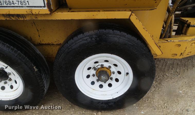 image for item DC4623 2003 Bear Cat BK400D crack seal trailer