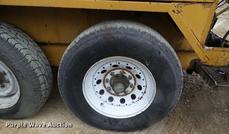 image for item DC4623 2003 Bear Cat BK400D crack seal trailer