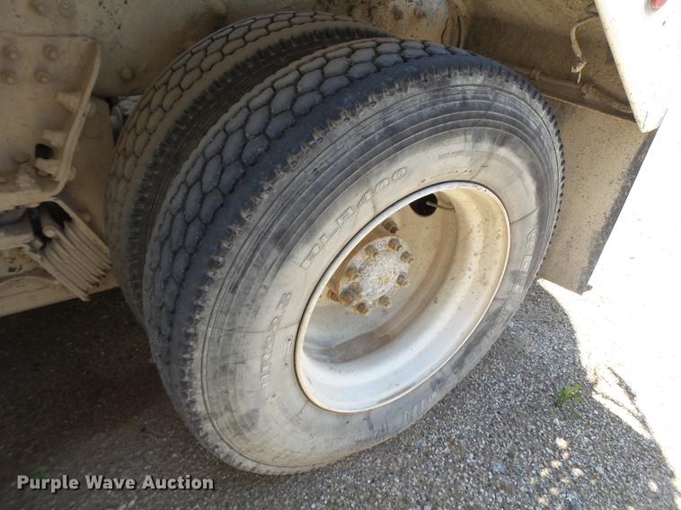 image for item DE1385 2009 Peterbilt 340 ready mix truck