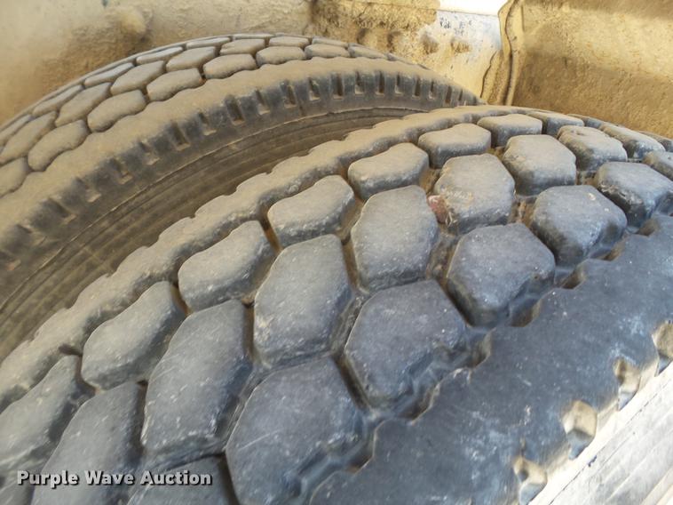 image for item DE1385 2009 Peterbilt 340 ready mix truck